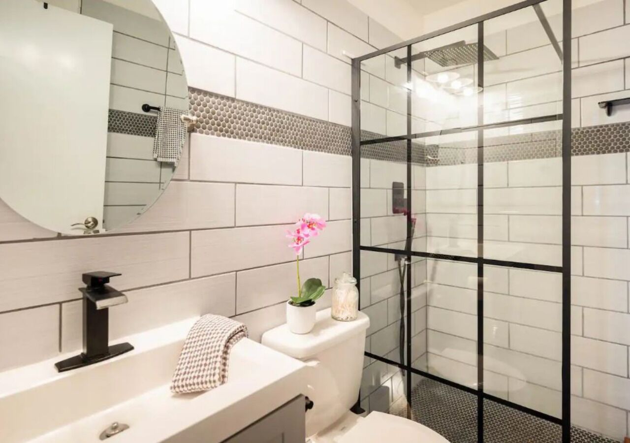 Bruser, hårtørrer, bidet, håndklæder