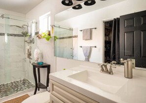 Shower, hair dryer, bidet, towels - Vegas Designer Private Pool Oasis, King Suite, BBQ (Las Vegas)