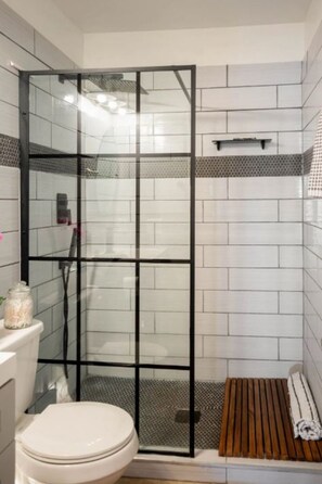 Shower, hair dryer, bidet, towels - Vegas Designer Private Pool Oasis, King Suite, BBQ (Las Vegas)