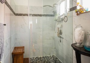 Shower, hair dryer, bidet, towels - Vegas Designer Private Pool Oasis, King Suite, BBQ (Las Vegas)