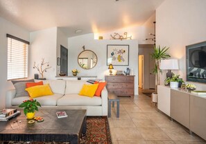 TV, fireplace - Vegas Designer Private Pool Oasis, King Suite, BBQ (Las Vegas)