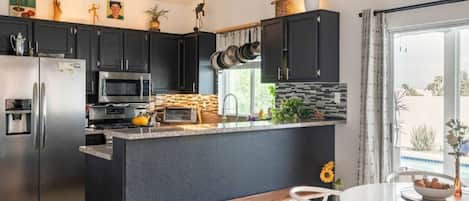 Refrigerador, microondas, parrilla de estufa y lavavajillas