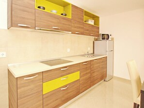 Fridge, microwave, cookware/dishes/utensils - Apartment Flora - 2 by Interhome (Krk/Baška)