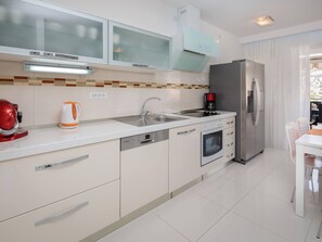 Fridge, microwave, oven, dishwasher - "Villa Silvio" mit Blick auf das Wasser by Interhome (Trogir/Seget Donji)