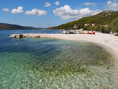 Beach. Wohnung in Seget Vranjica mit Terrasse und Grill by Interhome