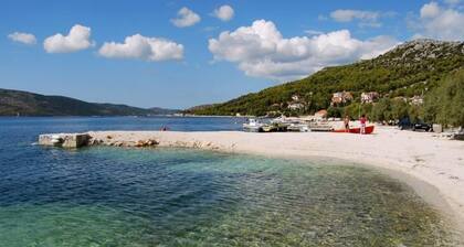 Appartement mit Blick auf das Wasser by Interhome