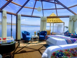 1 bedroom, bed sheets