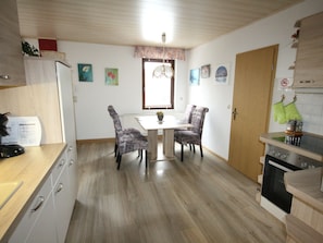 Kühlschrank, Mikrowelle, Ofen, Geschirrspüler