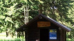 Eine kleine Holzhütte mit einem Schild, auf dem 'Homestead Hut' steht.