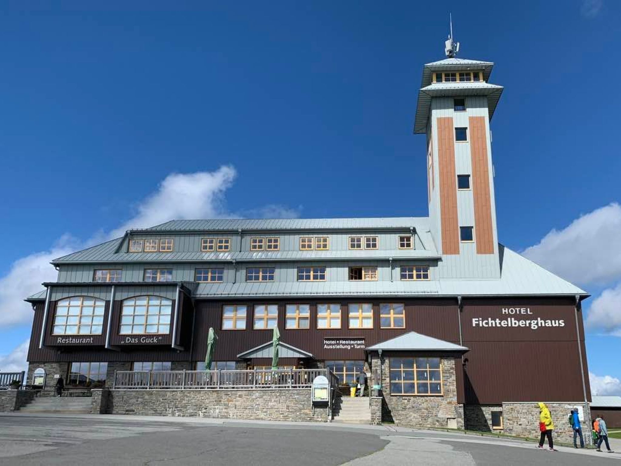 A hotel with a prominent tower and a restaurant named "Das Guck".
