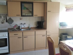 Fridge, microwave, oven, cookware/dishes/utensils - Appartement mit Blick auf das Wasser by Interhome (Sehmatal)