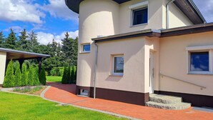 A modern two-story house with a curved roof, a covered patio, and a well-maintained lawn. - Ferienhaus by Interhome (Frankfurt / Oder)