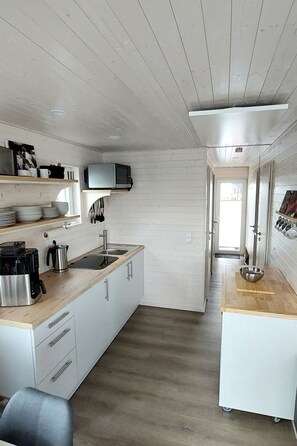 Fridge, microwave, oven, cookware/dishes/utensils - Hausboot Tosca by Interhome (Stralsund)