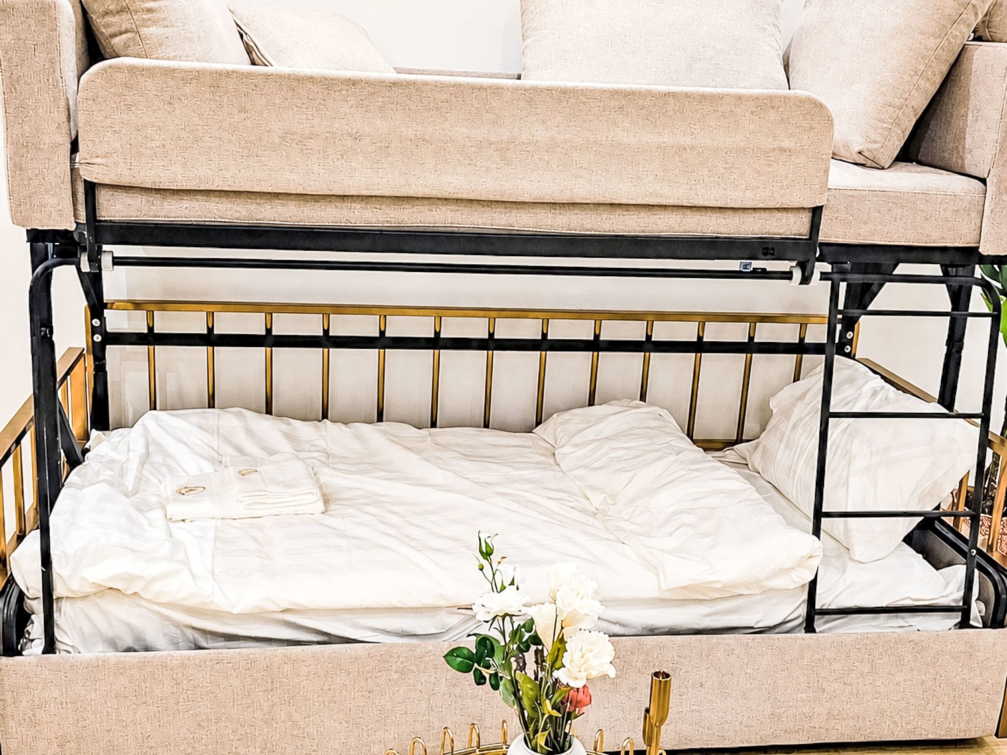 Een stapelbed met matras en kussens.