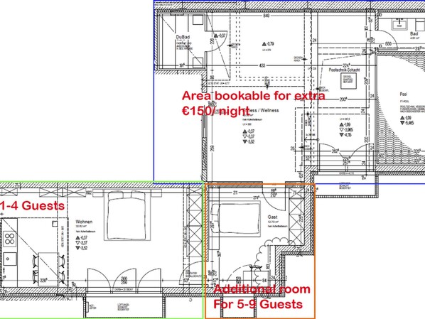 Een plattegrond van een hotel met kamers voor 1 tot 4 gasten en een extra kamer voor 5 tot 9 gasten.