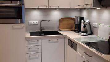 Kühlschrank, Ofen, Geschirrspüler, Kochgeschirr/Geschirr/Besteck