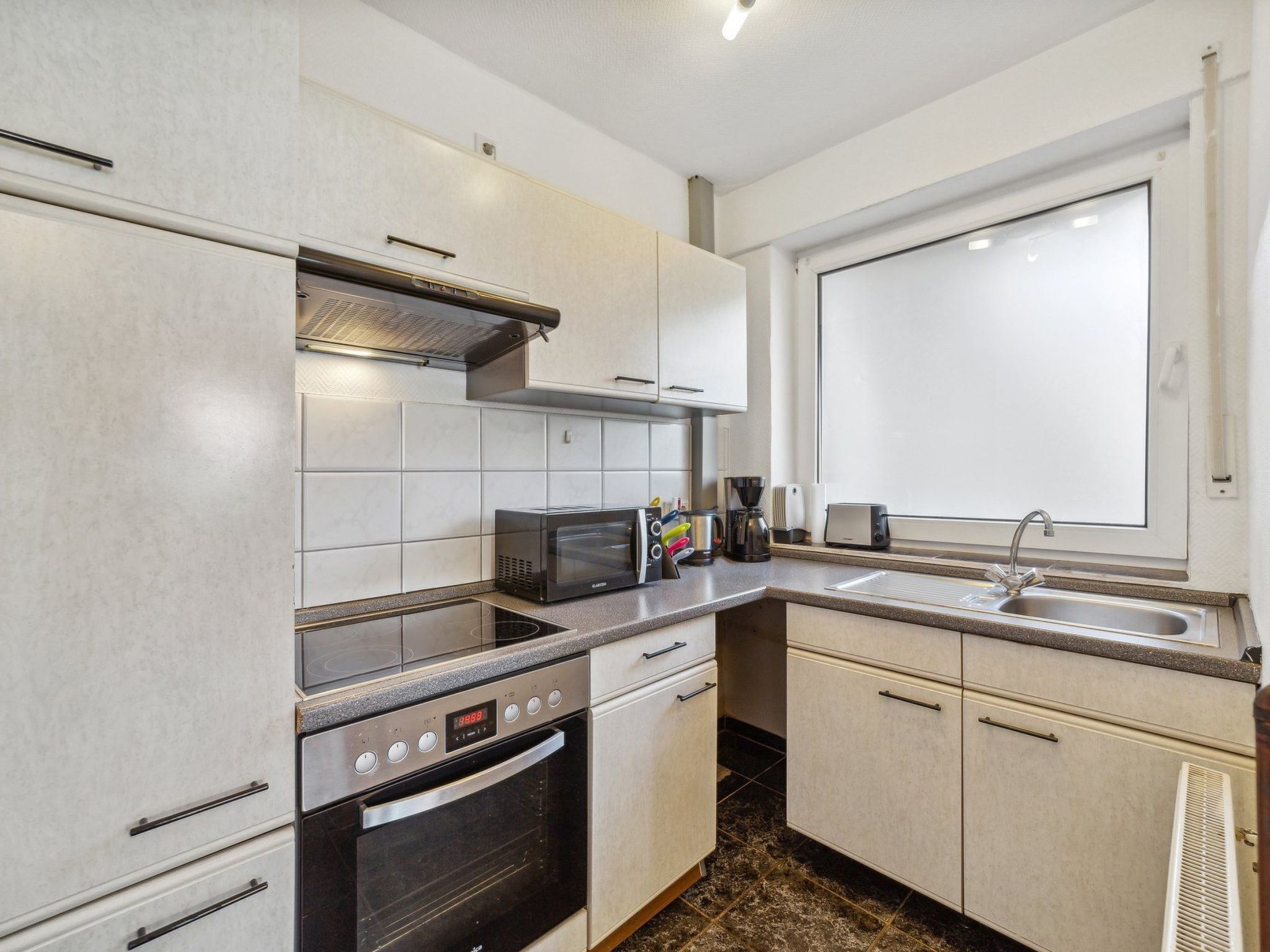 Kühlschrank, Mikrowelle, Ofen, Kochgeschirr/Geschirr/Besteck