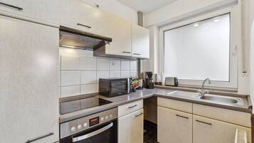 Kühlschrank, Mikrowelle, Ofen, Kochgeschirr/Geschirr/Besteck