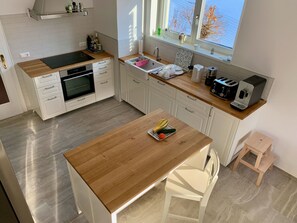 Kjøleskap, mikrobølgeovn, ovn og oppvaskmaskin