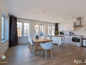 Kühlschrank, Geschirrspüler, Kochgeschirr/Geschirr/Besteck