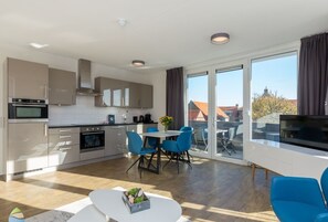 Kühlschrank, Geschirrspüler, Kochgeschirr/Geschirr/Besteck