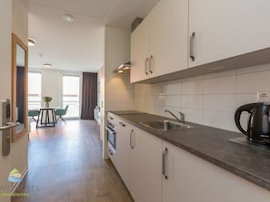 Kühlschrank, Geschirrspüler, Kochgeschirr/Geschirr/Besteck