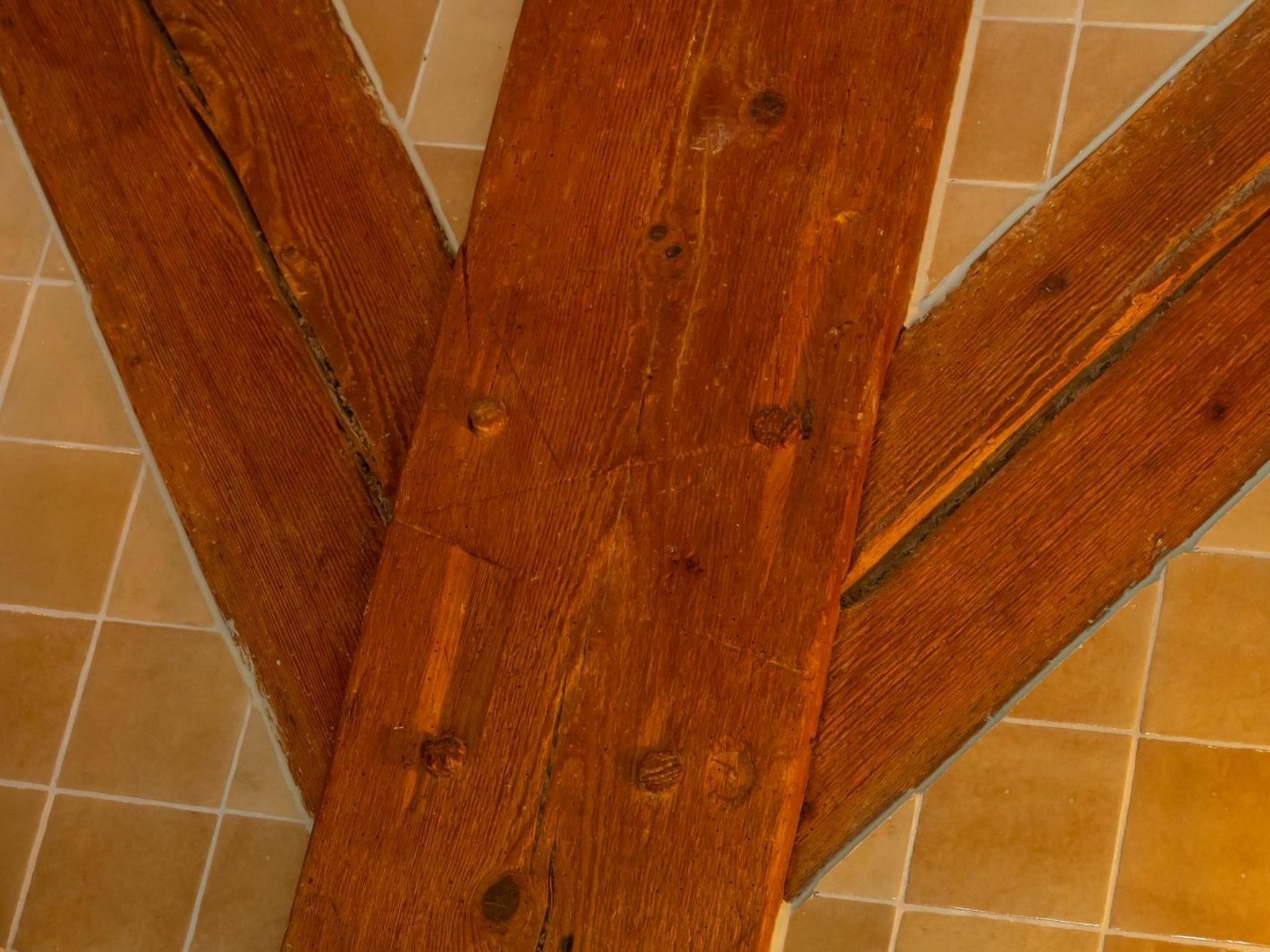 Eine Holzkonstruktion mit sichtbaren Knoten und Maserung.