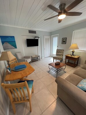 TV - Staycation The Grove 2 Bedroom 1 Blk Walk to Ocean Free Park,Htd.Pool,Wifi (Delray Beach)