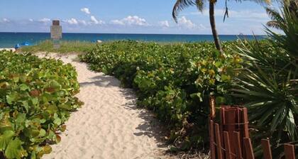 Off Atlantic Ave The Grove 2 Bedroom Blk Walk to Ocean Free Park, Htd.Pool, Wifi