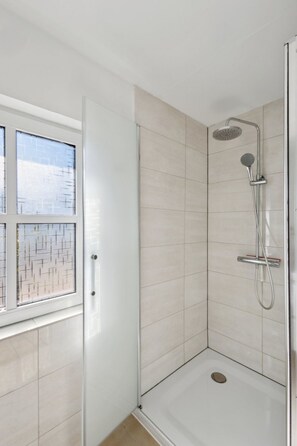 Bathroom - Zauberwald Fewo mit eigenem Eingang by Interhome (Schneverdingen)