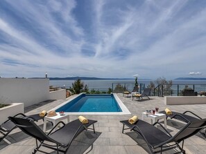 Pool - „Villa No Stress“ mit Infinity-Pool by Interhome (Drašnice)