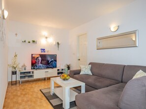 TV - Karmela by Interhome (Makarska)
