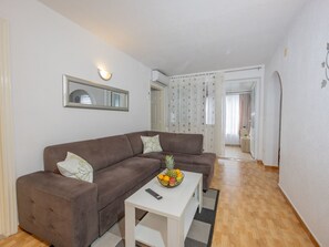 TV - Karmela by Interhome (Makarska)
