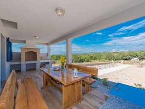 Outdoor dining - "Ena" mit Blick auf das Wasser by Interhome (Dugi Otok/Veli Rat)