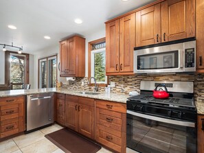 Fridge, microwave, oven, stovetop - Raven 7 minute walk to Main St/Downtown Breck. Hot tub! (Breckenridge)