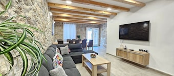 Steinhaus mit privatem Außenpool by Interhome