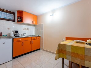 Fridge, cookware/dishes/utensils - Wohnung in Crikvenica, nahe Sandstrand by Interhome (Crikvenica)