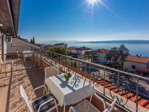 Outdoor dining - Wohnung in Crikvenica mit Terrasse mit Meerblick by Interhome (Crikvenica)