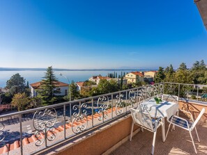 Outdoor dining - Wohnung in Crikvenica mit Terrasse mit Meerblick by Interhome (Crikvenica)