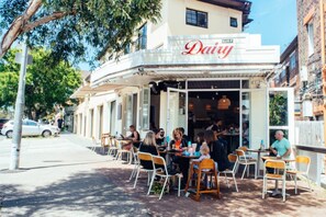 Outdoor dining - Luxury 2-bedroom apartment in Bondi near the beach (Bondi)