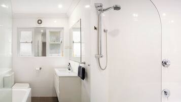 Serviettes fournies, savon, papier toilette