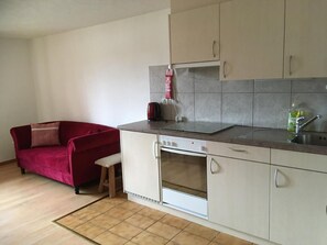 Kylskåp, mikrovågsugn, ugn och grytor/köksredskap