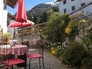 Outdoor dining - Chasa Jaro by Interhome (Sta. Maria GR)