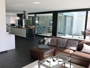 TV - Ferienvilla am See 3 by Interhome (Sisikon)