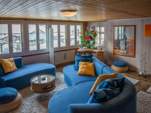 Fernseher, Kamin, DVD-Player