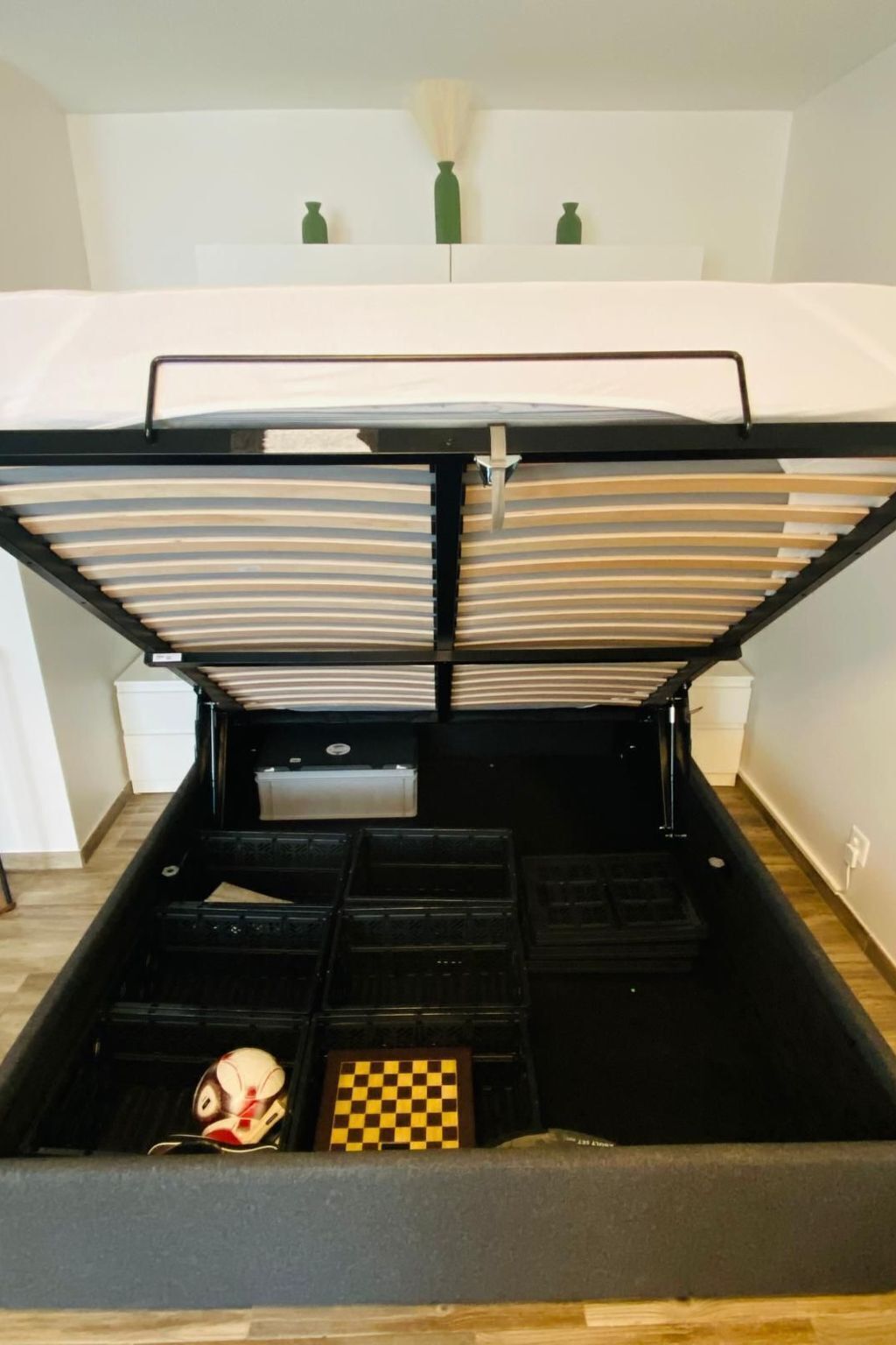 Un lit superposé avec un compartiment de rangement en dessous.