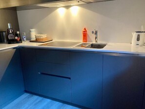 Kühlschrank, Mikrowelle, Ofen, Geschirrspüler