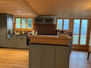 Jääkaappi, uuni, astianpesukone, keittoastiat/astiat/ruokailuvälineet