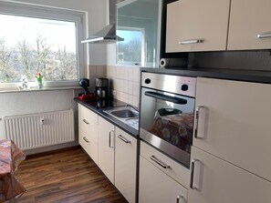 Kühlschrank, Mikrowelle, Ofen, Geschirrspüler