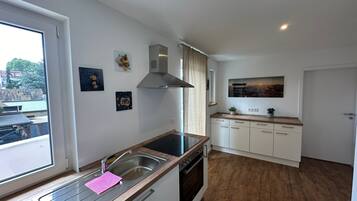 Kühlschrank, Ofen, Geschirrspüler, Kochgeschirr/Geschirr/Besteck